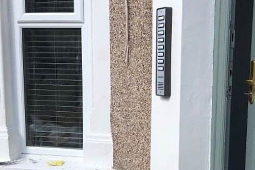 house entrance showing a buzzer with 8 flats